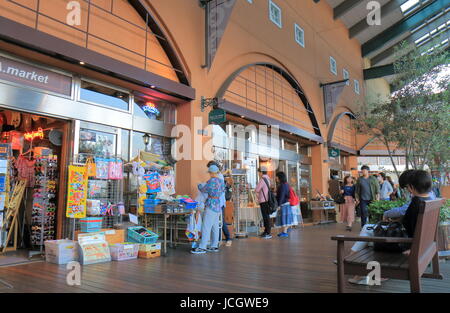 Les gens visitez World Porters à Yokohama au Japon. World Porters est un contemporain hopping mall situé dans le quartier de Minato Mirai. Banque D'Images