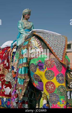 Éléphant mahout et décorée à l'assemblée annuelle du festival de l'éléphant à Jaipur, Rajasthan, Inde. Banque D'Images