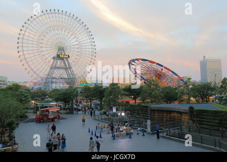 Personnes visitent Cosmo World à Yokohama au Japon. Cosmo World est un parc d'amusement situé dans la zone centre-ville de Minato Mirai à Yokohama. Banque D'Images