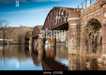 Loch ken ancien viaduc de chemin de passage sur l'paddyline dissuadé Banque D'Images