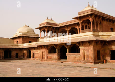 La ville désertée de Fatehpur Sikri de Mughal. Bâtiment en grès rouge (Jodha Bay Palace) situé autour d'une cour intérieure. L'Uttar Pradesh, Inde. 16e siècle AD. Banque D'Images