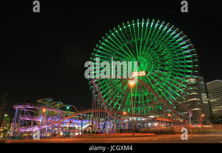 Personnes visitent Cosmo World à Yokohama au Japon. Cosmo World est un parc d'amusement situé dans la zone centre-ville de Minato Mirai à Yokohama. Banque D'Images