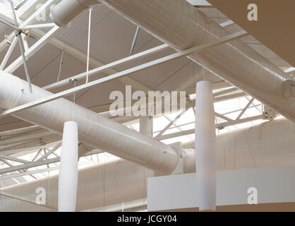 Peint en blanc les conduits de chauffage de plafond garden centre Banque D'Images