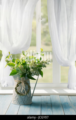 Fleurs lilas en pot dans la fenêtre d'une maison de campagne Banque D'Images