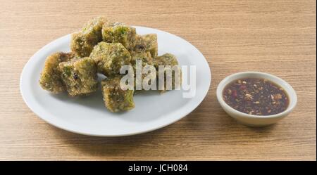 Assiette de Chinois Frits frits Dumpling vapeur crêpe ou fait de l'ail chinois, farine de riz et la farine de tapioca servi avec de la Sauce de soja. Savoirs traditionnels Banque D'Images