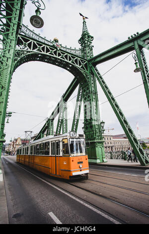 Déménagement tram jaune sur le pont de la liberté ou pont de la liberté, à Budapest, Hongrie - avril 2017. Banque D'Images