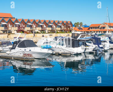 HILLARYS, AUSTRALIE - 25 MAI 2017 : Bateaux amarrés au port de plaisance Hillarys Boat Harbour, un port de plaisance et la cité touristique située à Hillarys, au nord de Perth en Wester Banque D'Images