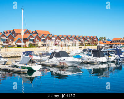 HILLARYS, AUSTRALIE - 25 MAI 2017 : Bateaux amarrés au port de plaisance Hillarys Boat Harbour, un port de plaisance et la cité touristique située à Hillarys, au nord de Perth en Wester Banque D'Images