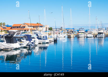 HILLARYS, AUSTRALIE - 25 MAI 2017 : Bateaux amarrés au port de plaisance Hillarys Boat Harbour, un port de plaisance et la cité touristique située à Hillarys, au nord de Perth en Wester Banque D'Images