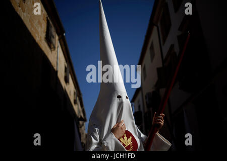 Une penitente portant un pointeur blanc cagoule pendant la semaine de Pâques célébrations à Baeza, Jaén Province, Andalusia, Spain Banque D'Images