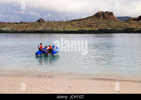 Canot automobile touristique entre chapeau chinois et de Santiago, le parc national des îles Galapagos, en Équateur. Banque D'Images