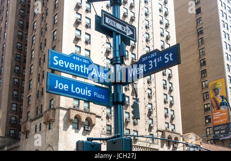 Joe Lewis Plaza est un petit secteur de la ville de New York qui honore le grand champion poids lourd Banque D'Images