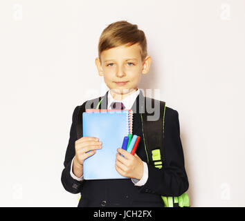 Écolier garçon Portrait en costume et cravate- prêt à aller à l'école Banque D'Images