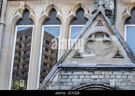 Une réflexion de la vestiges calcinés de Grenfell tour peut être vu dans la fenêtre de l'Église Méthodiste de Notting Hill dans l'ouest de Londres. Banque D'Images