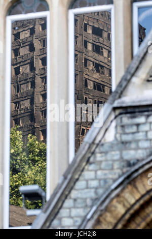 Une réflexion de la vestiges calcinés de Grenfell tour peut être vu dans la fenêtre de l'Église Méthodiste de Notting Hill dans l'ouest de Londres. Banque D'Images