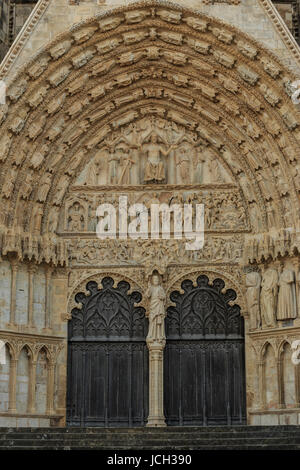 La France, cher (18), Bourges, la cathédrale Saint-Étienne classée patrimoine mondial de l'UNESCO, la façade occidentale, le Portail du Jugement dernier Banque D'Images