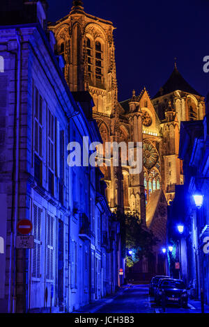 La France, cher (18), Bourges, la cathédrale Saint-Étienne et la rue Porte Jaune durant les nuits Lumières // France, Cher, Bourges, Saint Etienne cathed Banque D'Images