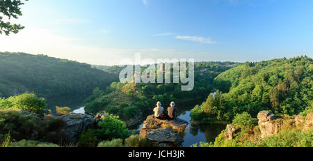 La France, de l'Indre (36) régime de premier et creuse (23) au delà de rivière, vallée de la Creuse, Crozant, vue depuis le rocher de la fileuse sur la confluence Banque D'Images