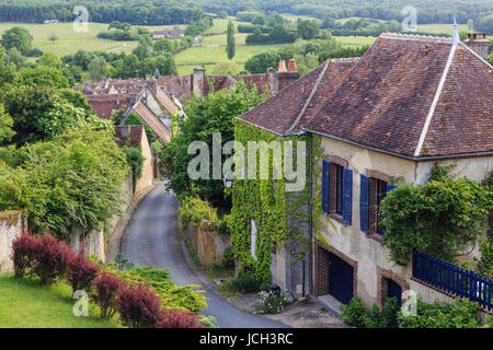 La France, l'Orne (61), Moutiers-au-Perche, rue en pente vers l'église et le mont Harou // France, Orne, Moutiers au Perche, rue en pente à l'église et Banque D'Images