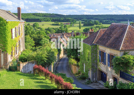 La France, l'Orne (61), Moutiers-au-Perche, rue en pente vers l'église et le mont Harou // France, Orne, Moutiers au Perche, rue en pente à l'église et Banque D'Images