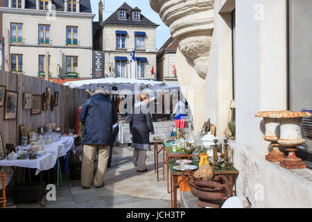 La France, l'Orne (61), Mortagne-au-Perche, brocanteurs le jour de marché // France, Orne, Mortagne au Perche, jour du marché aux puces Banque D'Images