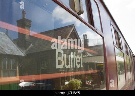 Embsay et Bolton Abbey Buffet ferroviaire La gare la voiture avec la réflexion des bâtiments dans la fenêtre. Banque D'Images