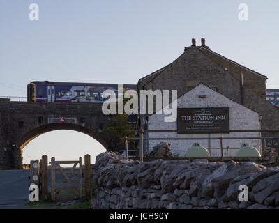 North service ferroviaire arriva 2h96 le 1806 de Leeds à Carlisle le mardi 9 mai 2017 à propos de traverser le viaduc de ribblehead passer la gare inn pub. Banque D'Images