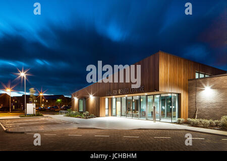 Entrée privée et l'approche de nuit. Lane Fox REMEO centre respiratoire, Redhill, Royaume-Uni. Architecte : Murphy Philipps, 2014. Banque D'Images