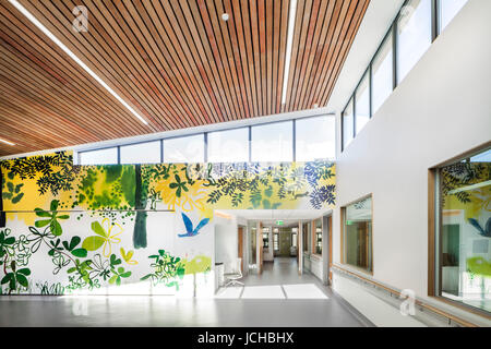 Murale dans la région de physiothérapie par Lara Harwood. Lane Fox REMEO centre respiratoire, Redhill, Royaume-Uni. Architecte : Murphy Philipps, 2014. Banque D'Images