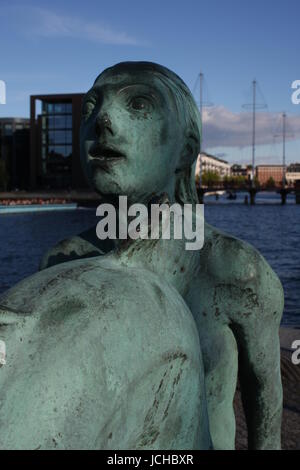 Mermaid statue devant le port principal le Diamant noir, la Bibliothèque royale de Copenhague (Det b comme Bibliotek) à Copenhague, Danemark Banque D'Images