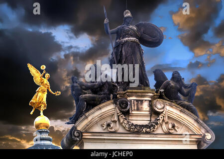 Gros plan de la statue en or de la coupole de l'Académie des beaux-arts de Dresde, Allemagne Banque D'Images