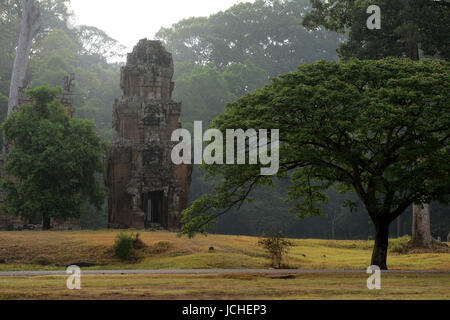 Les tours du Temple Prasat Suor Prat dans l'Angkor Thom dans la ville de temple Angkor, près de la ville de Siem Reap dans l'ouest du Cambodge. Banque D'Images