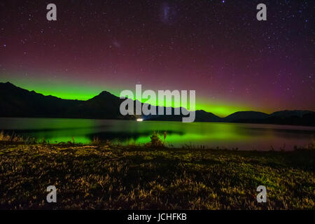 Aurora Australis et Milky Way sur le lac Wakatipu, Kinloch, Nouvelle-Zélande Île du Sud Banque D'Images