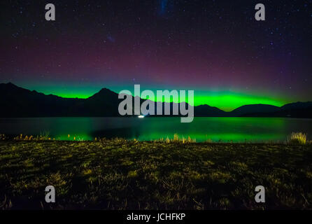 Aurora Australis et Milky Way sur le lac Wakatipu, Kinloch, Nouvelle-Zélande Île du Sud Banque D'Images