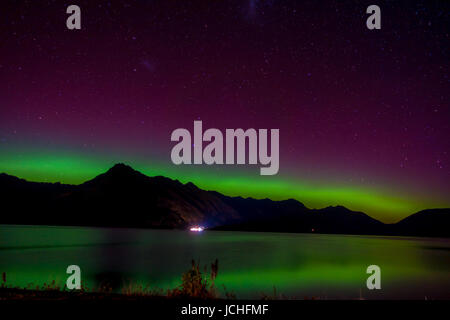 Aurora Australis et Milky Way sur le lac Wakatipu, Kinloch, Nouvelle-Zélande Île du Sud Banque D'Images