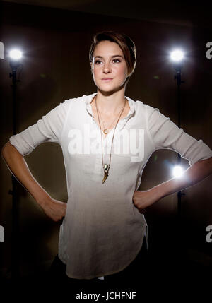 Shailene Woodley pose à l'hôtel four Seasons de Los Angeles le 8 mars 2014 à Beverly Hills, Californie. Photo de Francis Specker Banque D'Images