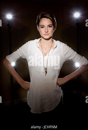 Shailene Woodley pose à l'hôtel four Seasons de Los Angeles le 8 mars 2014 à Beverly Hills, Californie. Photo de Francis Specker Banque D'Images