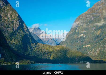 Paysage de haute montagne glacier à Milford Sound avec un lac magnifique, dans l'île du sud en Nouvelle-Zélande. Banque D'Images