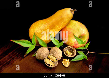 Nature morte avec fruits de saison composition sur fond noir Banque D'Images