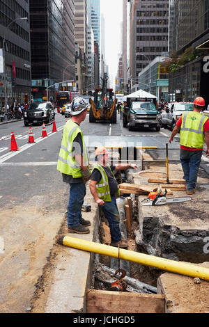 NEW YORK - 15 octobre 2014 : les travailleurs de la construction faisant des travaux de réparation des conduites d'alimentation dans le souterrain de Madison Avenue Banque D'Images