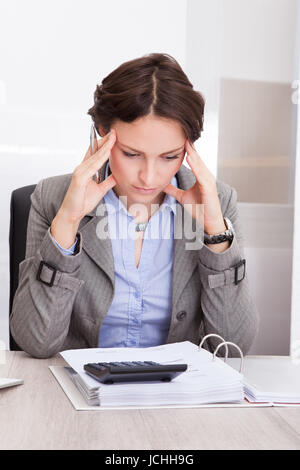 Portrait d'une femme d'envisager des projets de calcul Banque D'Images