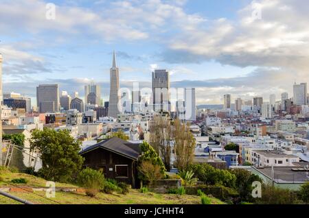 Vue aérienne du centre-ville de San Francisco city skyline, Californie, États-Unis d'Amérique. Une vue sur le paysage urbain, des gratte-ciel, l'architecture, la Transamerica Pyramid et les bâtiments commerciaux de Telegraph Hill. Banque D'Images