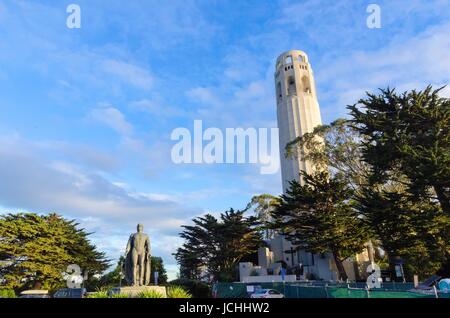 La Coit Tower, alias le Lillian Coit Memorial Tower sur Telegraph Hill de San Francisco, Californie, États-Unis d'Amérique. Une vue de la tour blanche flutted et statue de Christophe Colomb. Banque D'Images