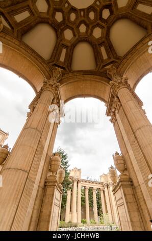 Vue de la coupole rotonde du Palais des Beaux Arts à San Francisco, Californie, États-Unis d'Amérique. Une colonnade Grecque romaine architecture avec statues et sculptures autour d'un lagon. Banque D'Images