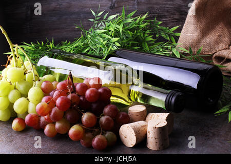 Bouteille de vin rouge et blanc, raisin et bouchons Banque D'Images