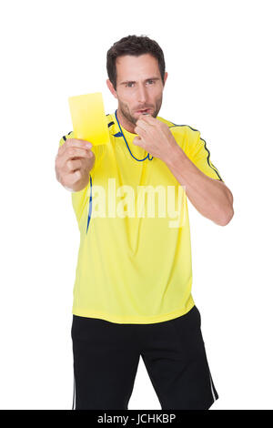 Juge de soccer et sifflement montrant carte jaune. Isolated on white Banque D'Images