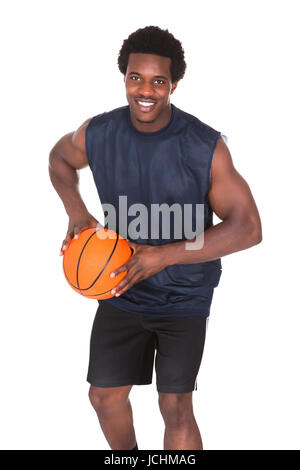 Portrait de Jeune joueur de basket-ball africain isolé sur fond blanc Banque D'Images