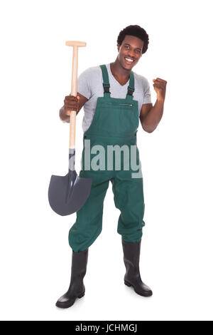 Heureux homme jardinier Holding Shovel sur fond blanc Banque D'Images