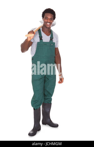 Heureux homme jardinier Holding Shovel sur fond blanc Banque D'Images