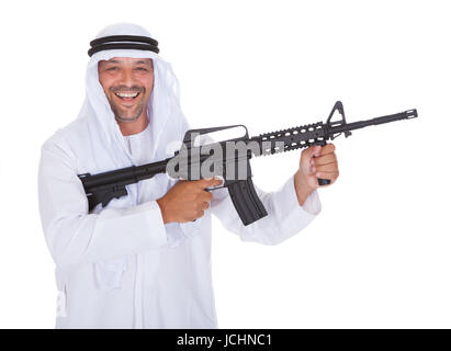 Mature Man Holding Gun islamique sur fond blanc Banque D'Images